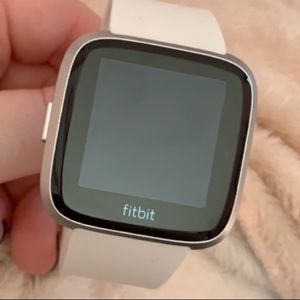 Fitbit Versa - COMES WITH CHARGER